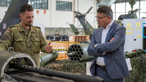 Ministerpräsident Rhein informiert sich Ministerpräsident Rhein informiert sich über den Kampfhubschrauber
