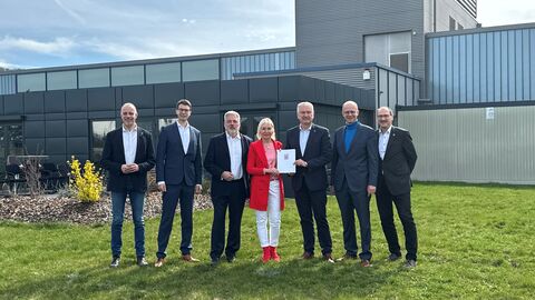 Digitalministerin Prof. Dr. Kristina Sinemus bei der Übergabe des Förderbescheids zum Gigabitausbau im Landkreis Fulda an Landrat Bernd Woide. 