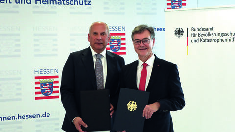 Kooperationsvereinbarung Tag des Bevölkerungsschutzes  Innenminister Roman Poseck und Präsident des BBK Ralph Tiesler unterzeichnen Kooperationsvereinbarung Bevölkerungsschutztag 2024