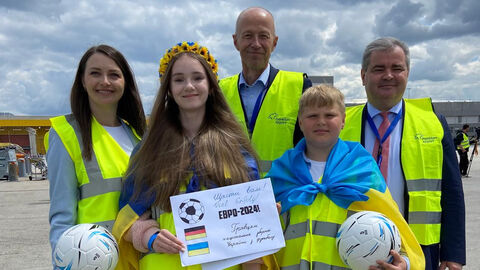 ukrainische Lehrerin u. ukrainische Schülerin des Johanneum-Gymnasium in Herborn, Armin Schwarz, Minister für Kultus, Bildung und Chancen in Hessen, ukrainischer Schüler des Johanneum-Gymnasium in Herborn, Vadym Kostiuk, ukrainischer Generalkonsul auf Flugplatz