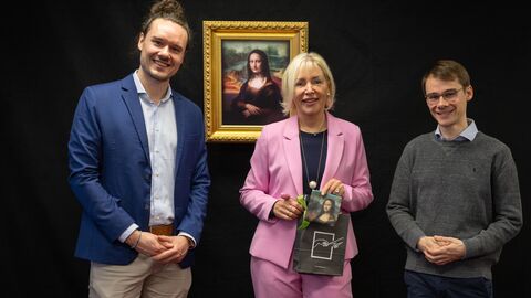 Frankfurter videoreality GmbH ermöglicht interaktive Dialoge mit Personen auf Gemälden. Digitalministerin Kristina Sinemus mit den Geschäftsführern vor dem Gemälde.