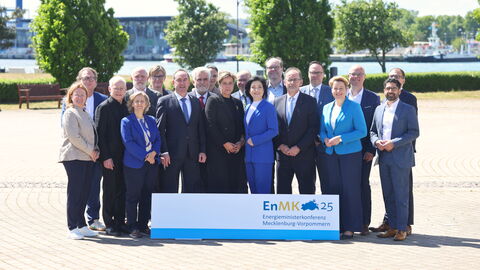 Ein Gruppenfoto mit mehreren Personen 