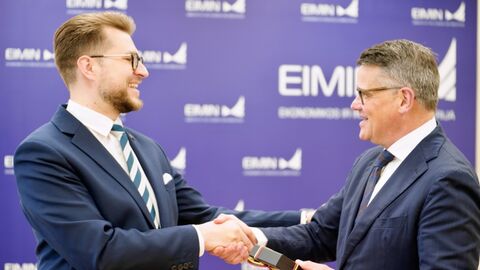 Ministerpräsident Boris Rhein und litauischer Wirtschaftsminister Lukas Savickas Zwei Männer stehen sich gegenüber und schütteln sich lächelnd die Hände.