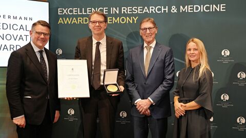 Ministerpräsident Boris Rhein (l.) überreicht dem Wissenschaftler Dr. Michel Sadelain (2 v.l.) den Broermann Medical Innovation Award.