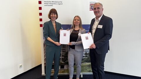 Sozialministerin Hofmann mit weiteren Personen bei der Bescheidübergabe für das Kompetenzzentrum.